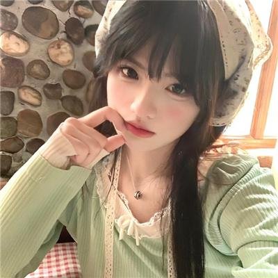 女生出拳